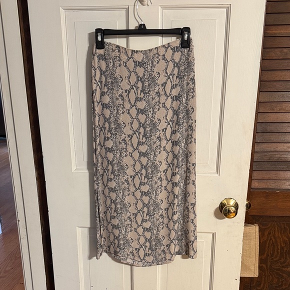 American Eagle Outfitters Dresses & Skirts - American Eagle Outfitters Snake Pattern Midi Skirt